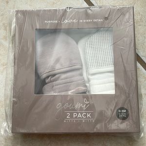 Neutral Goumi baby mittens with adjustable Velcro